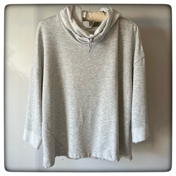 SALE ☘️ CABLE & GAUGE turtleneck 3/4 sleeve sweatshirt in light heather gray - Picture 1 of 14